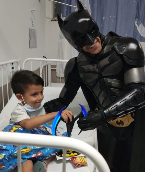 Bat do Bem entregando presente para criança em visita ao Hospital Municipal em SJC (Foto: Reprodução)
