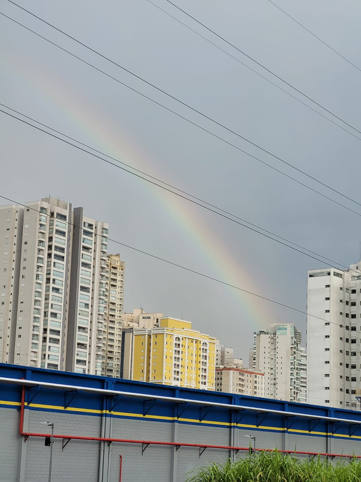 Apesar de sua intensidade, a chuva de verão deixou um presente colorido ao final: um belo arco-íris em São José dos Campos, no Vale do Paraíba
