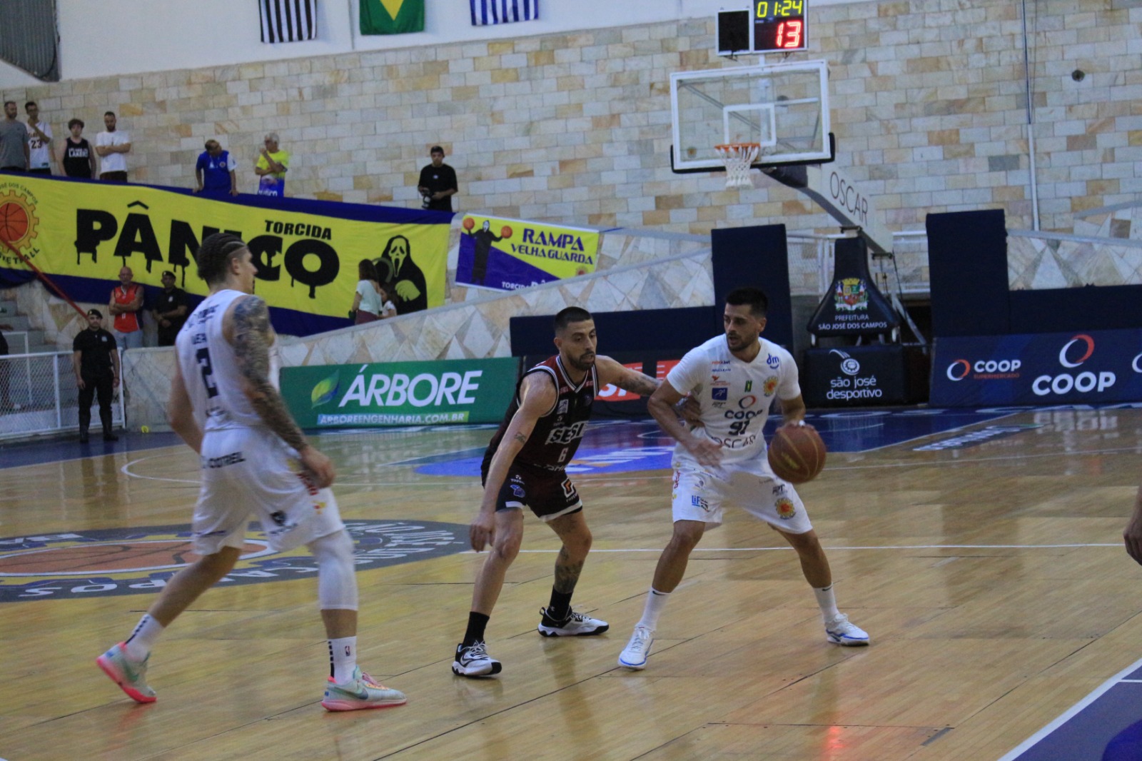 Atletas do São José e Franca disputando bola no NBB