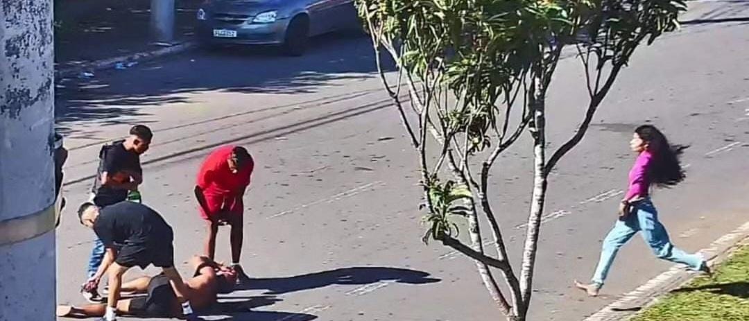 Homens agredindo indivíduo no meio da rua no bairro Campo dos Alemães em SJC