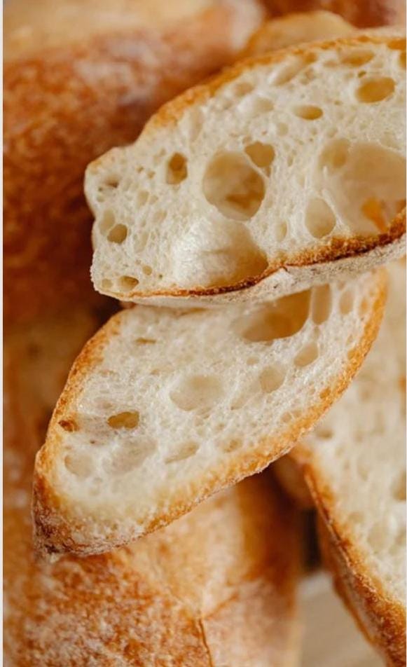 pedaços de pães em close; novo texto da coluna ofício das palavras fala sobre pães e ano novo