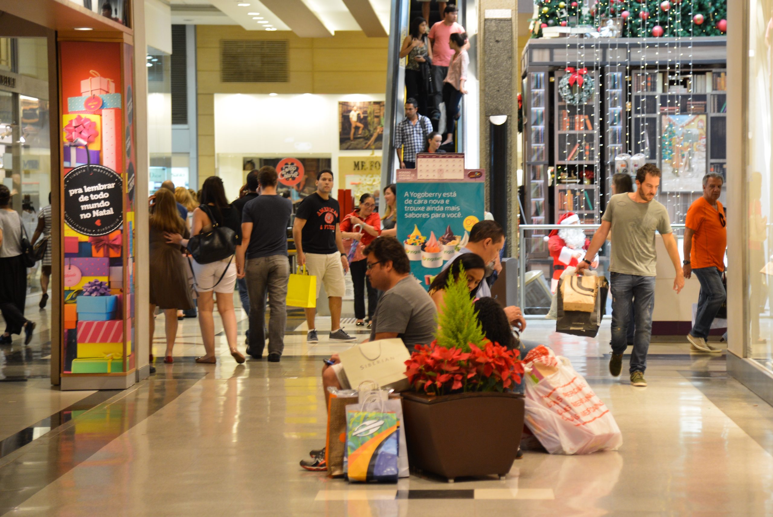 Cerca de 44% dos joseenses comprarão presentes em lojas físicas neste fim de ano; shoppings de São José alteram horário de funcionamento