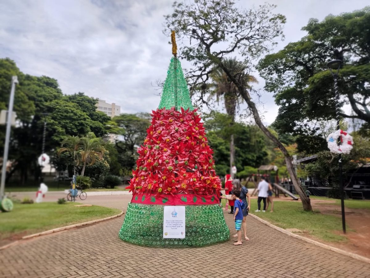árvore de natal em praça de taubaté