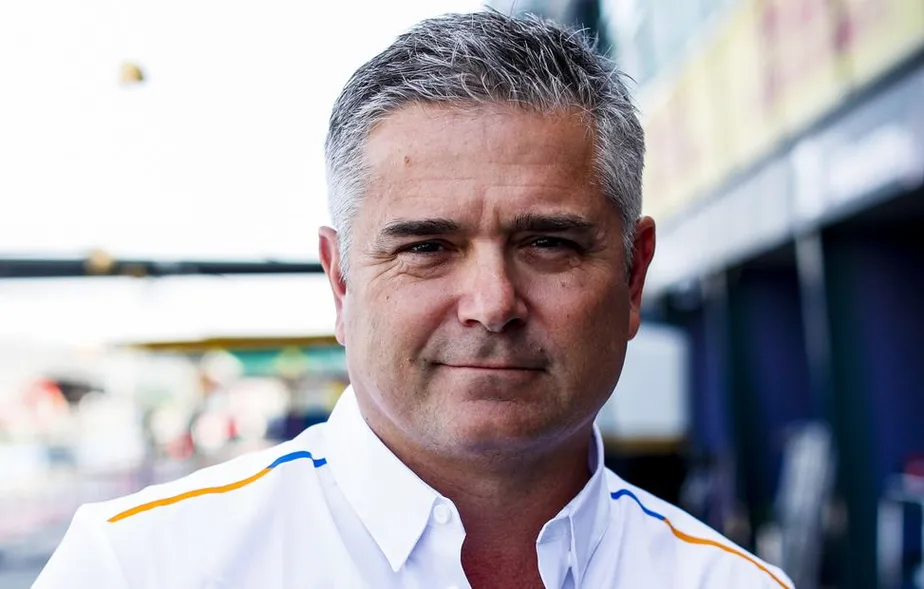 gil de ferran olhando para o horizonte