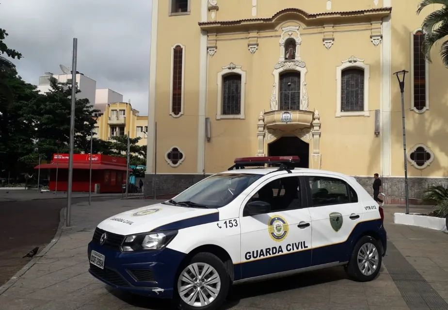 Carro da Guarda Civil de Taubaté. que faz referência à queda dos índices criminais