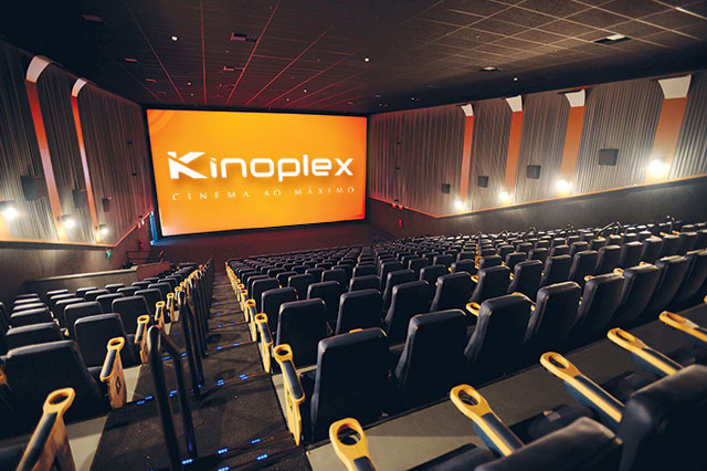 sala do kinoplex vale sul shopping vista do fundo com tela exibindo fundo laranja com logo do kinoplex