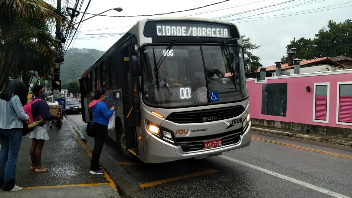 passageira entrando em ônibus em são sebastião