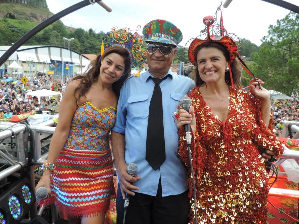 barbosa, do bloco doo barbosa (um dos mais tradicionais do carnaval de são luiz do paraitiga) em cima de trio elétrico ao lado de duas mulheres