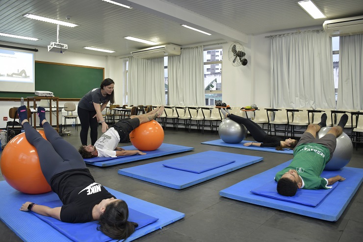 Alunos fazendo aula de pilates, que faz parte dos cursos oferecidos pela UNITAU