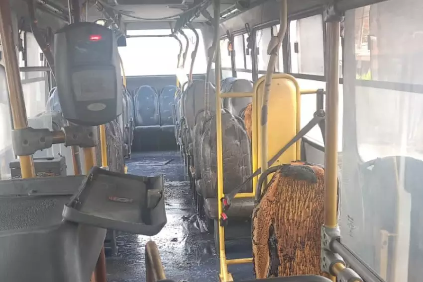 Parte interna do ônibus atacado em São José