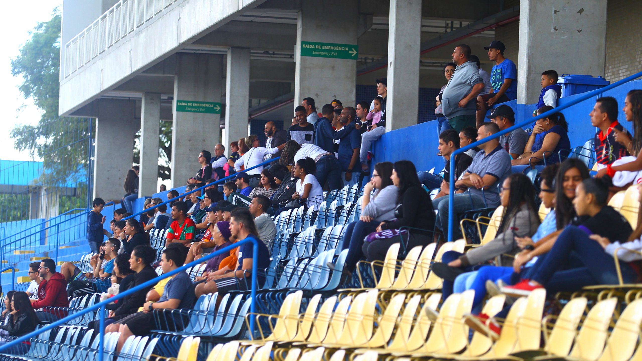 setor de cadeiras do estádio amrtins pereira durante jogo do são josé; cadeiras não estão todas cheias