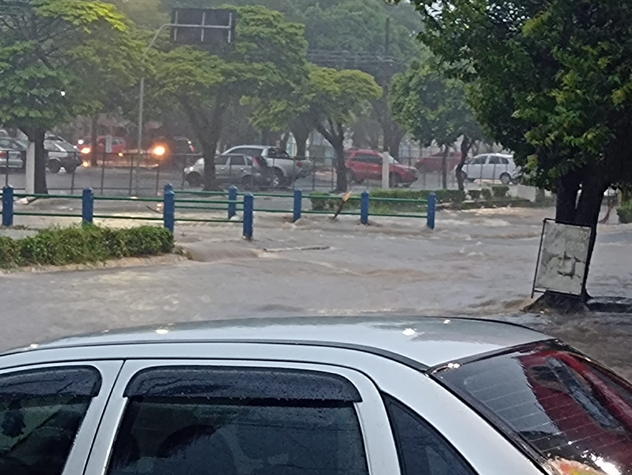 Trecho da Avenida Brasil em Caçapava inundado pela chuva