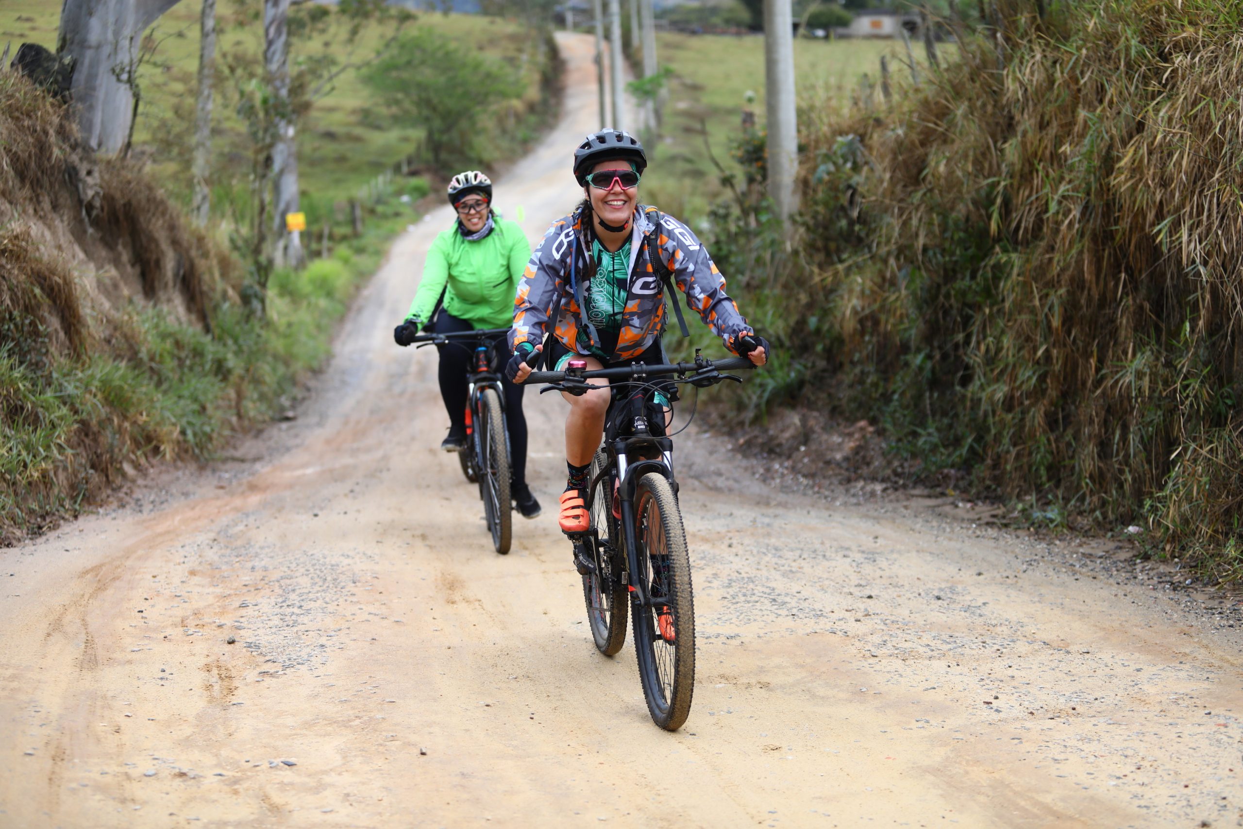 Mulheres de bicicleta no trajeto do Trip Bike