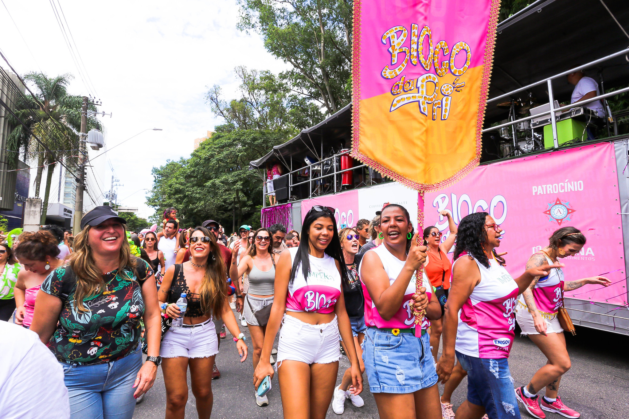 Bloco da Pri anima foliões no final de semana em SJC e interdita vias da região central