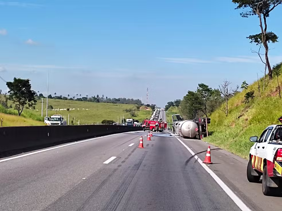 Carreta tombada no acidente na dutra em pinda