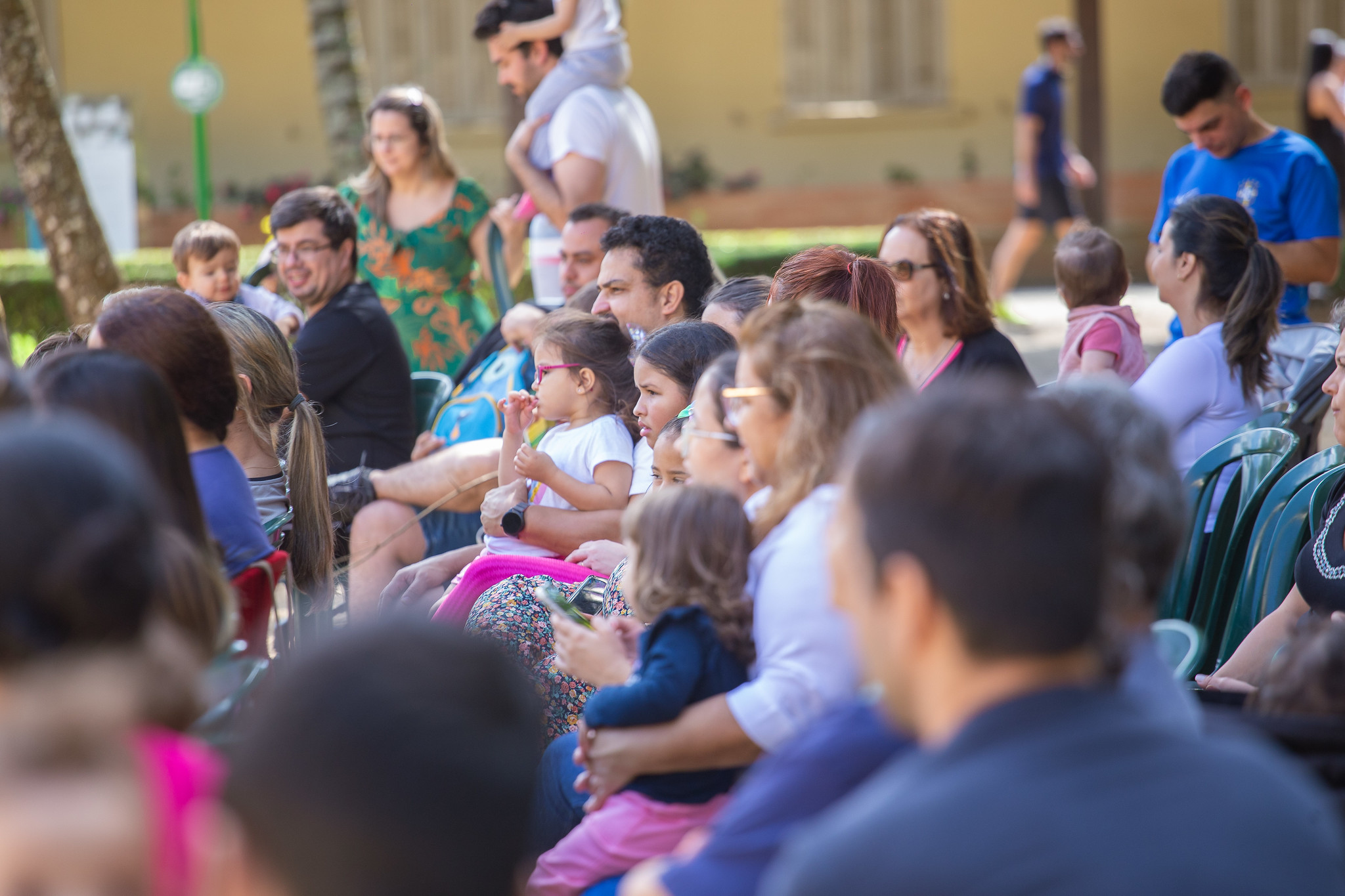 pais e filhos sentados em atividade de férias no parque vicentina aranha