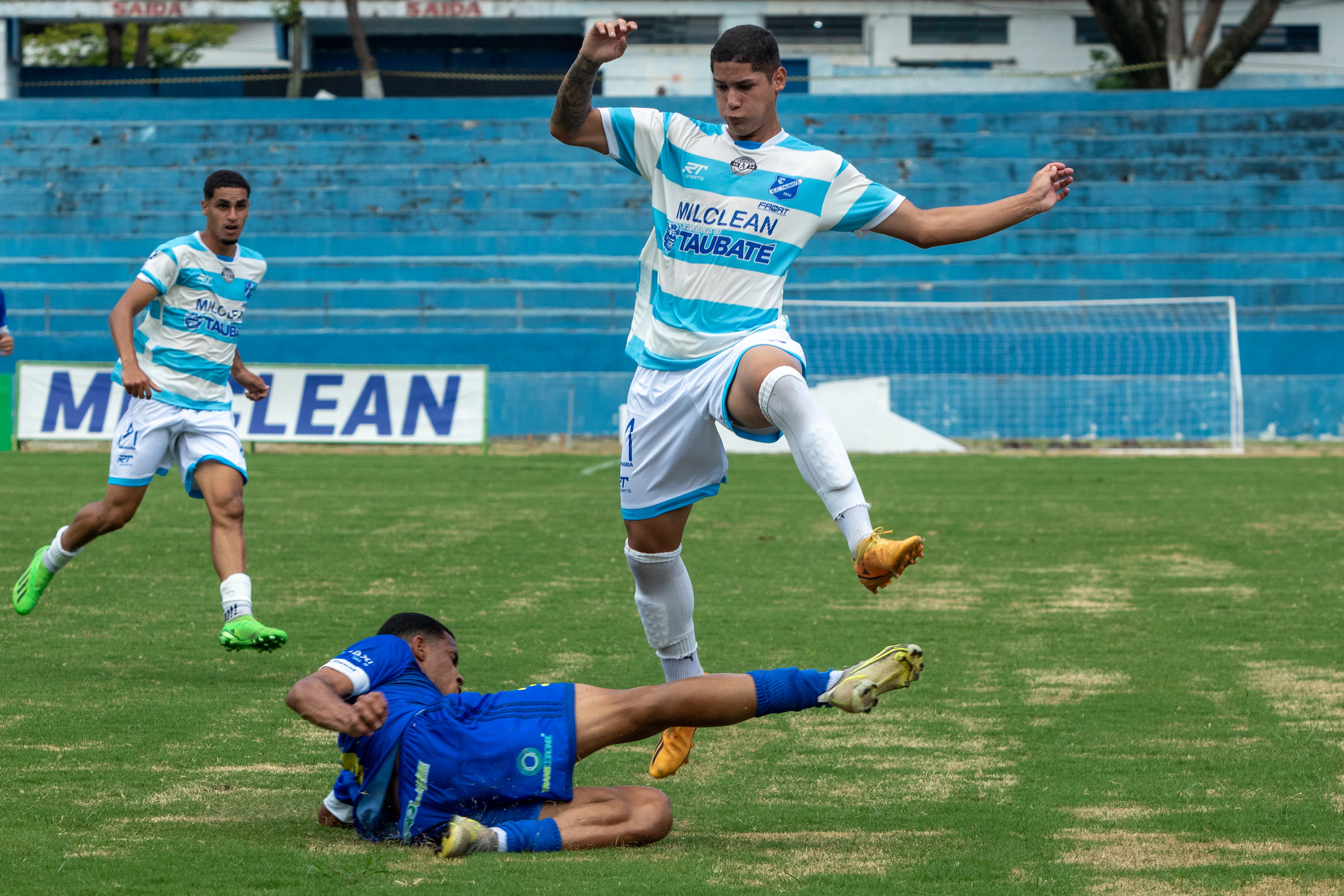 jogador do taubaté em campopela copinha aparece pualndo carrinho dado por atleta adversário