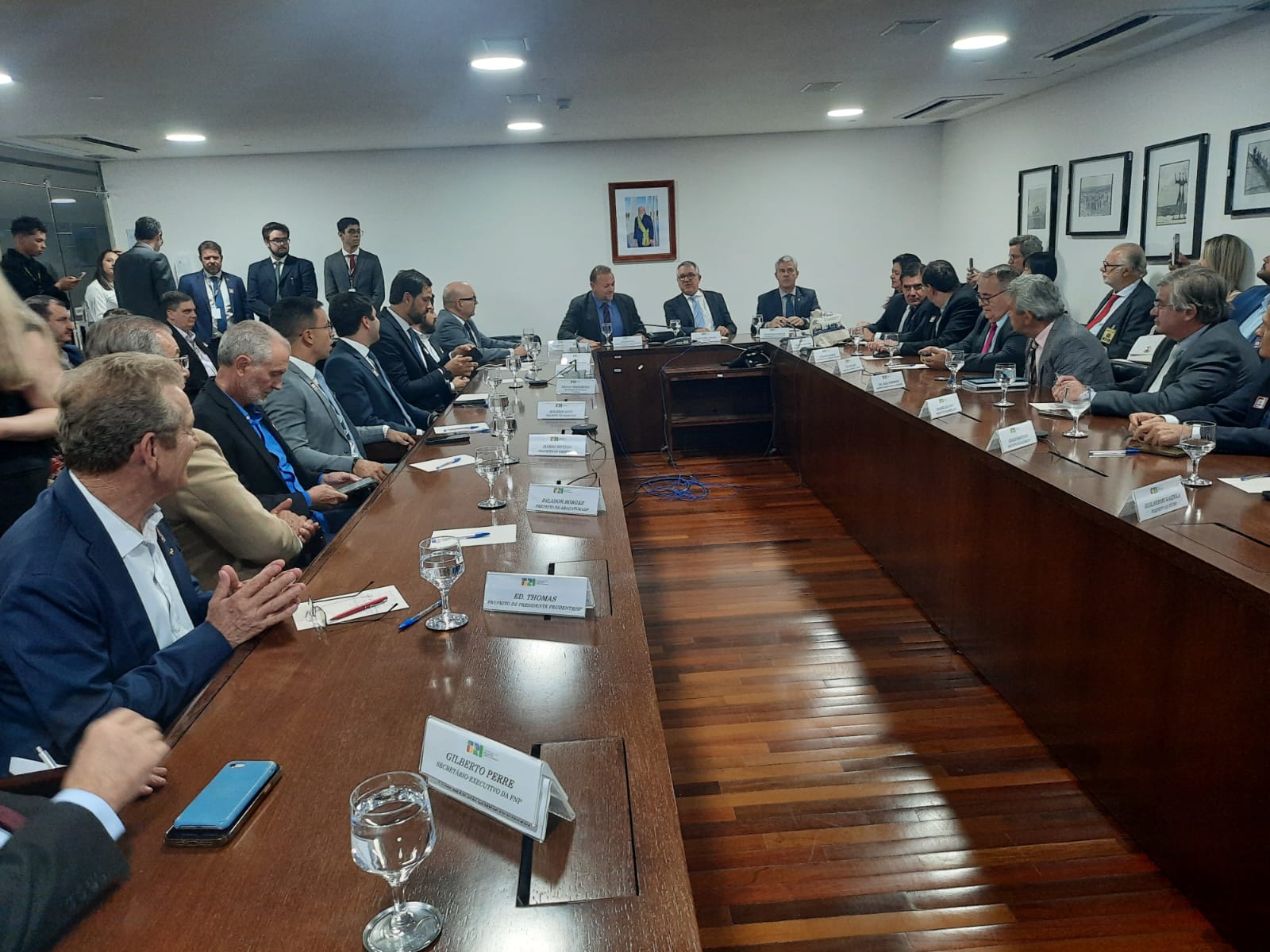 Prefeitos e autoridades em reunião sobre corte de verbas da educação nesta segunda