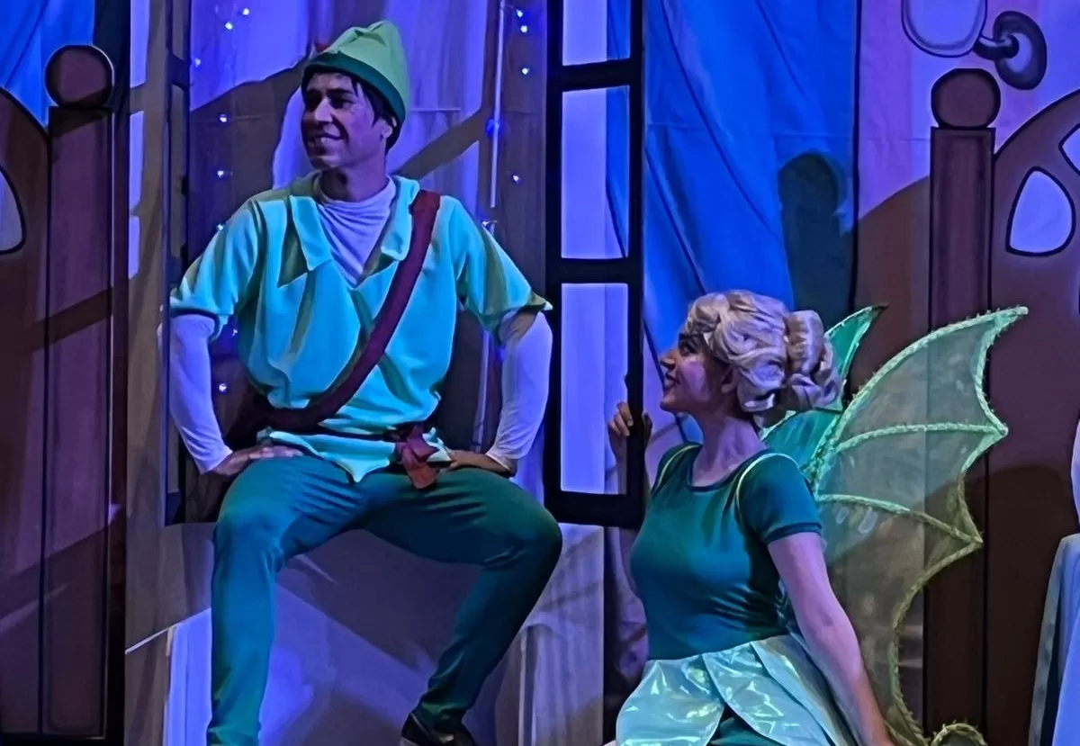 Atores da peça Peter Pan atuando no set