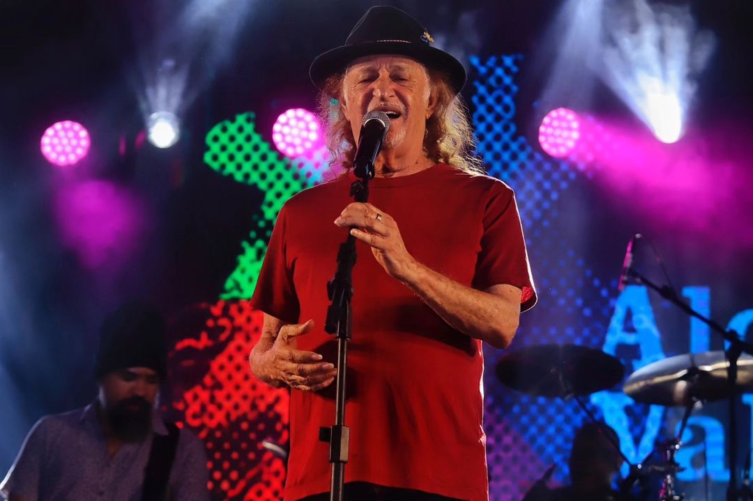 Cantor Alceu Valença durante apresentação no palcão com luzes; show do artista em Caraguatatuba foi cancelado após ele testar positivo para covid-19