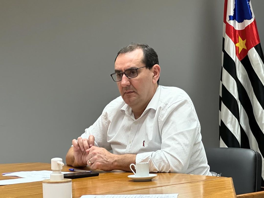 Prefeito Anderson Farias sentado com braços em cima da mesa na prefeitura de SJC; ele pode se tornar inelegível