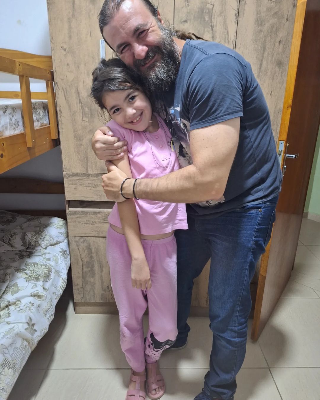 Heloisa de Oliveira Navarro, menina que desaparecida no Rio de Janeiro e encontrada em Cachoeira Paulista abraçada com pai em reencontro
