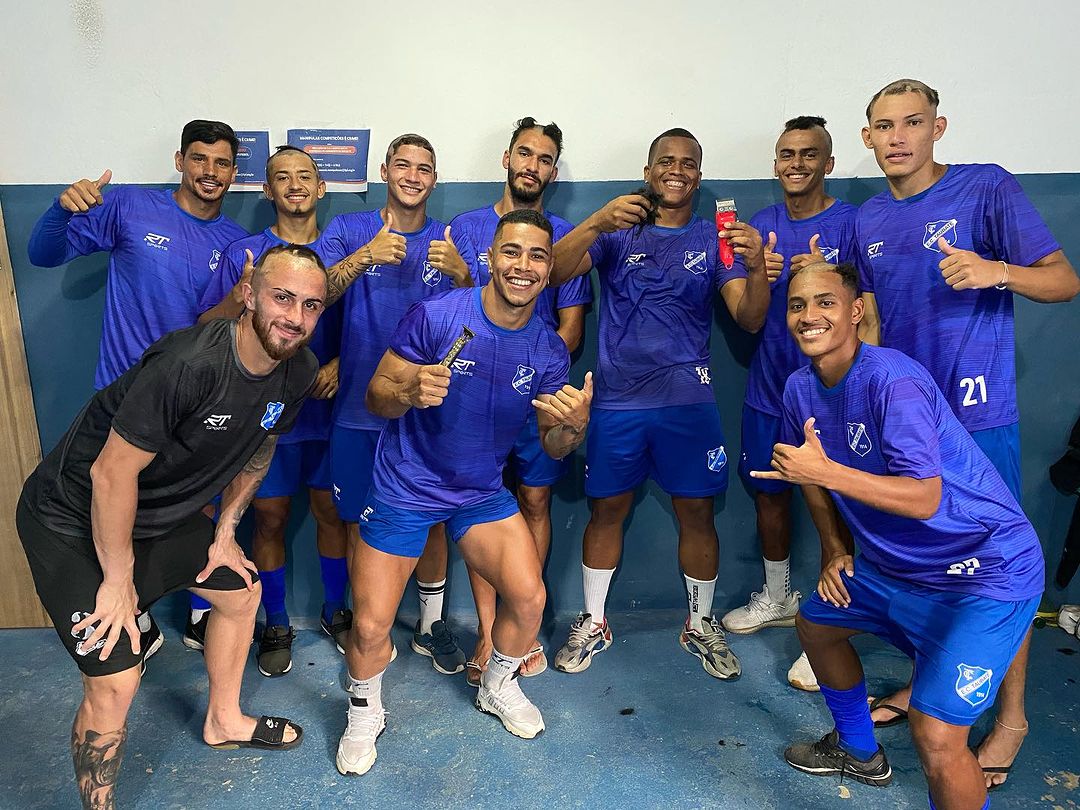 Atletas do Taubaté. vindos da base, após trote de corte de cabelo