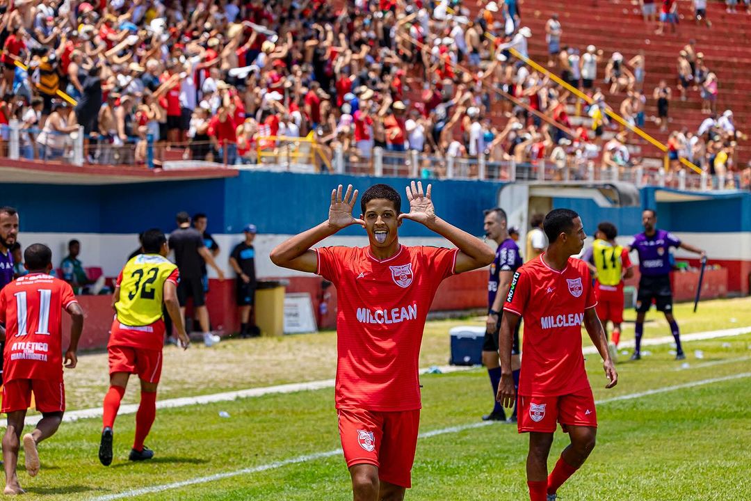Nicolas, comemorando, é um dos jogadores que marcou gols para a equipe do Guará, que vai enfrentar o Aster na Copinha