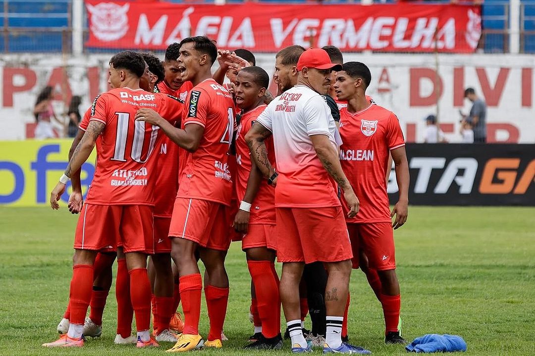 Elenco do Guará reunido durante jogo da Copinha