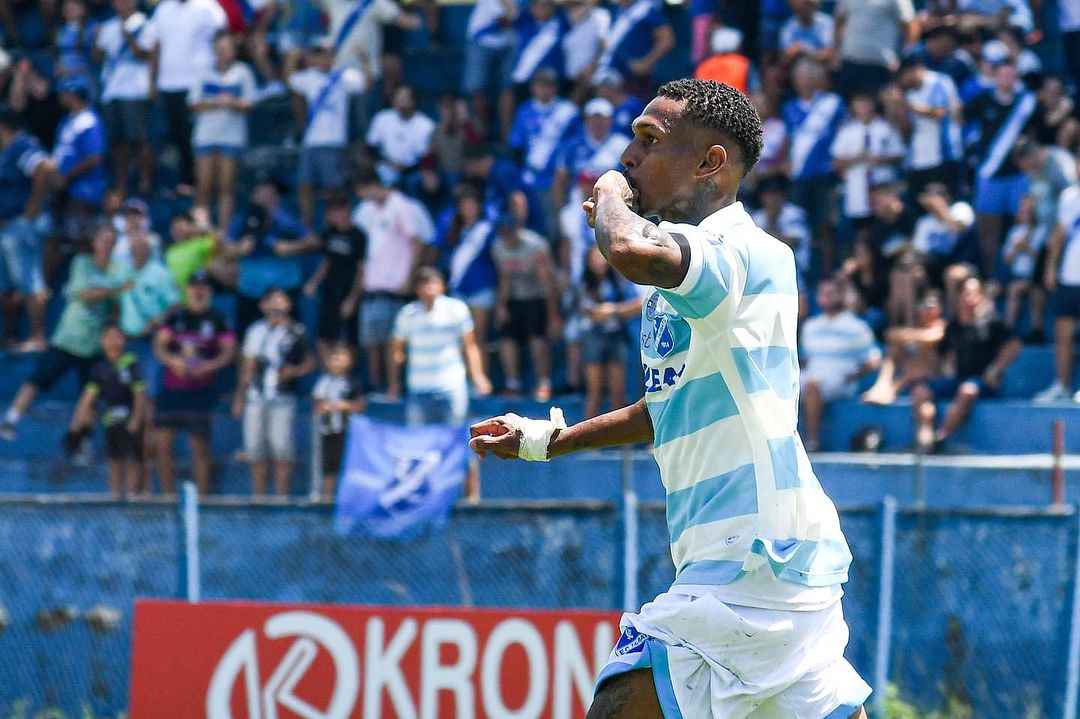 David Ribeiro foi autor do gol que levou ao empate do Taubaté