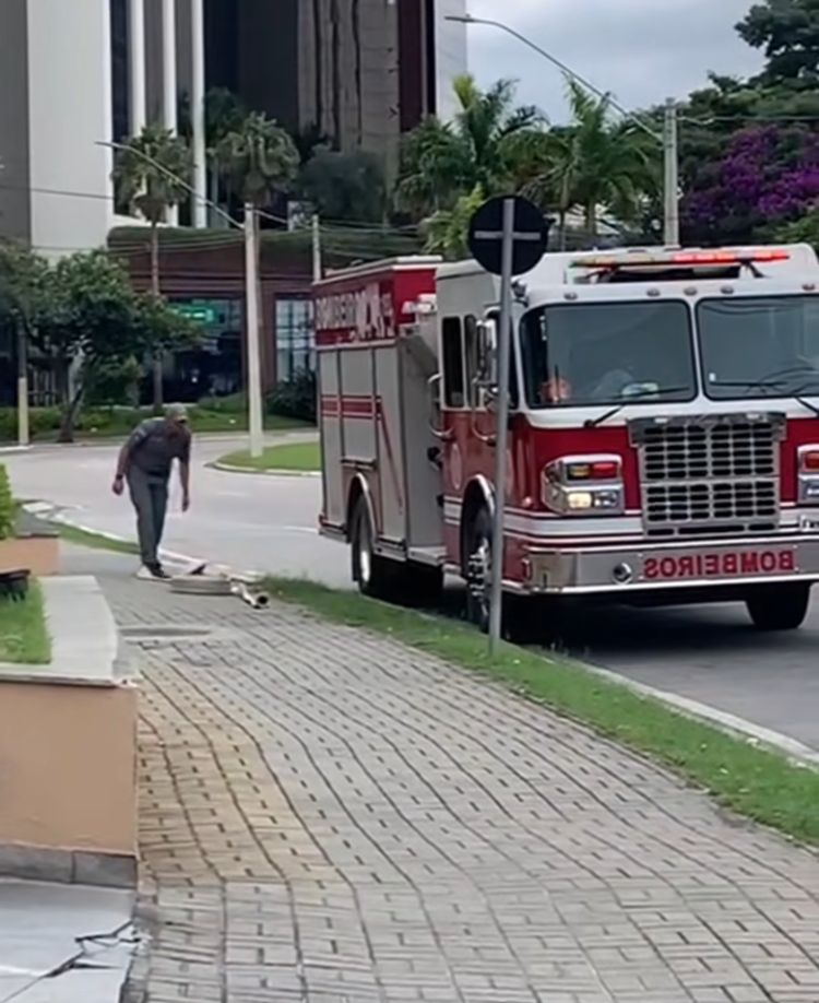 caminhão dos bonbeiros em atendimento no jardim aquarius em são josé dos campos