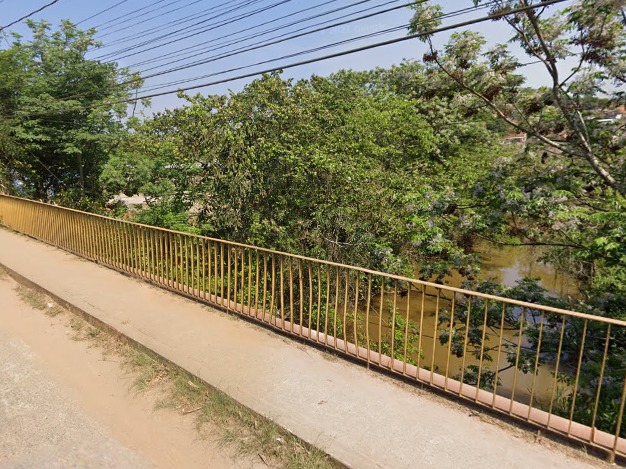 Ponte Joaquim de Oliveira Prisco, no bairro Buquirinha, onde cachorro caiu em rio e foi resgatado pelos bombeiros em SJC