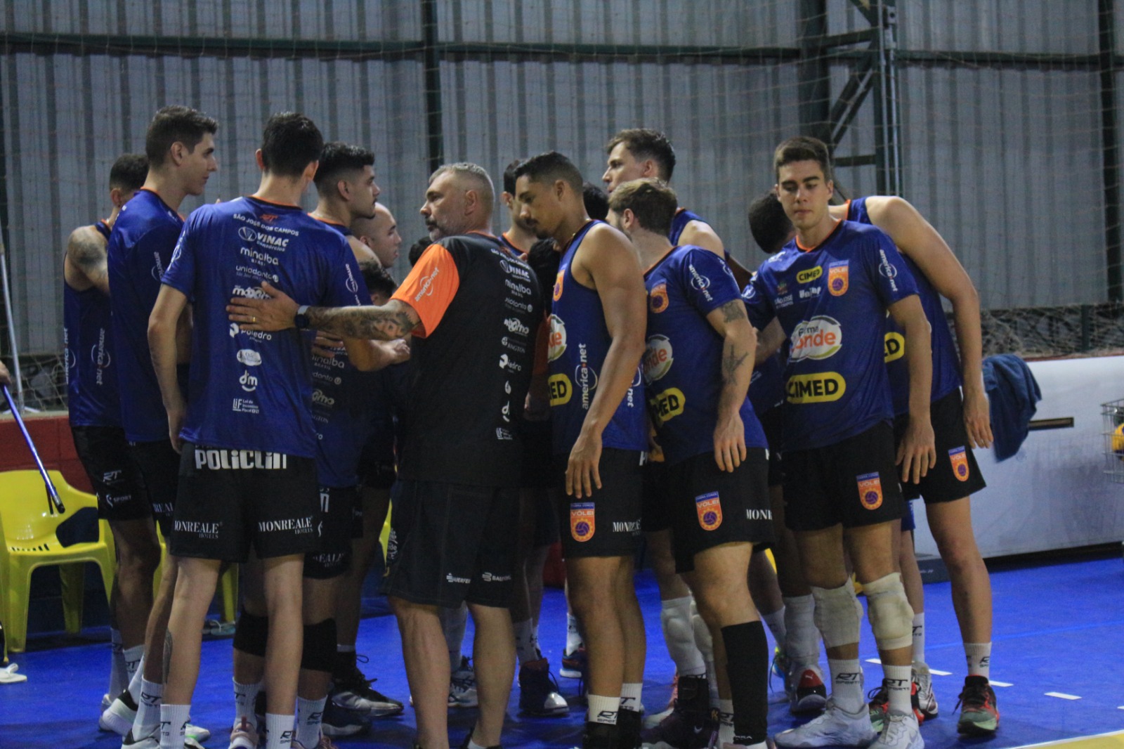 Equipe do São José Vôlei reunida em treino