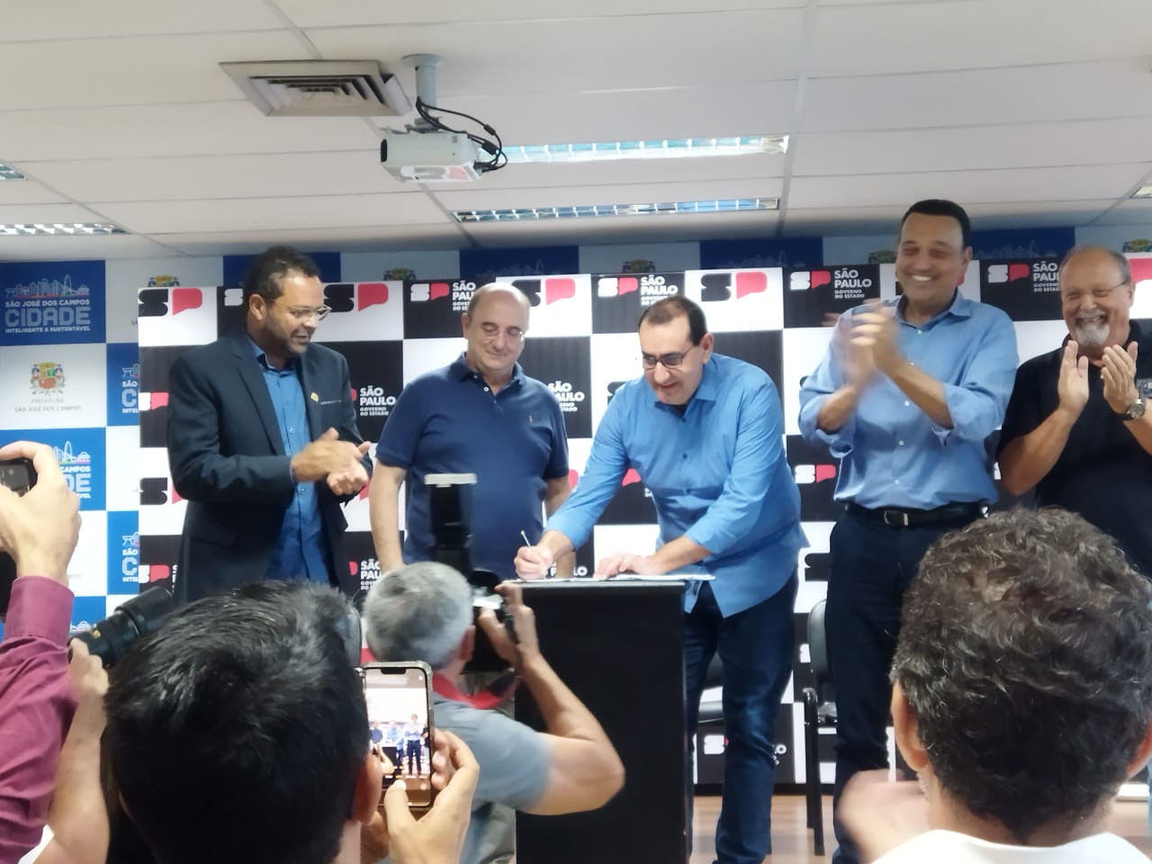 Moradias serão construídas em áreas anteriormente consideradas como institucionais do governo; prefeito Anderson Farias assina contratro do CDHU
