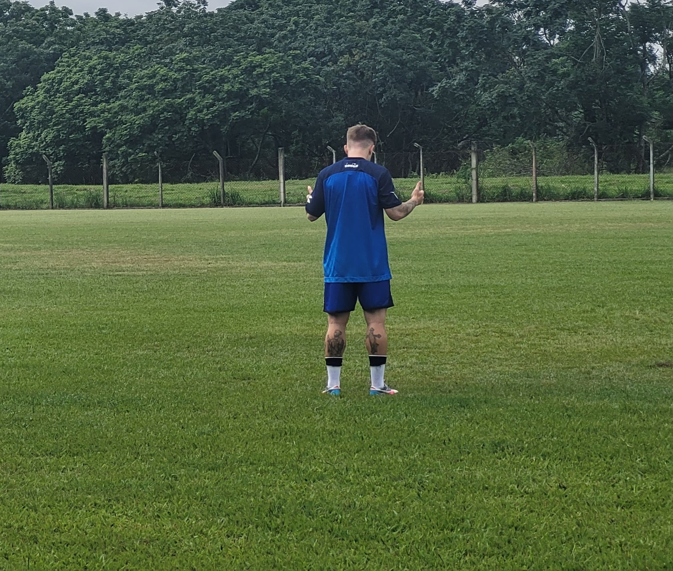 Nicholas, camisa 10 do São José, em momento religioso durante treino de 2024