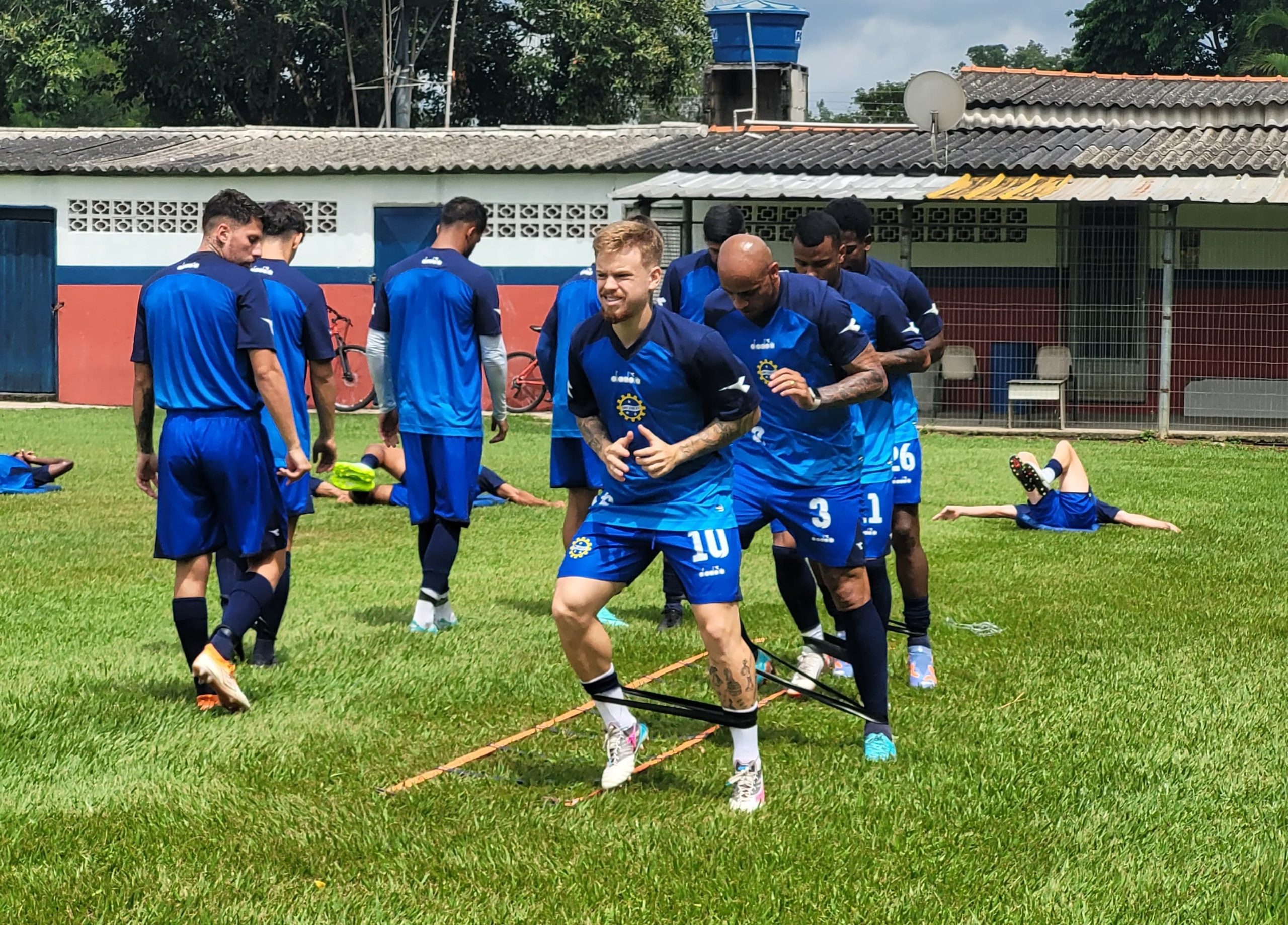 Nicholas fazendo aquecimento em deslocamento lateral