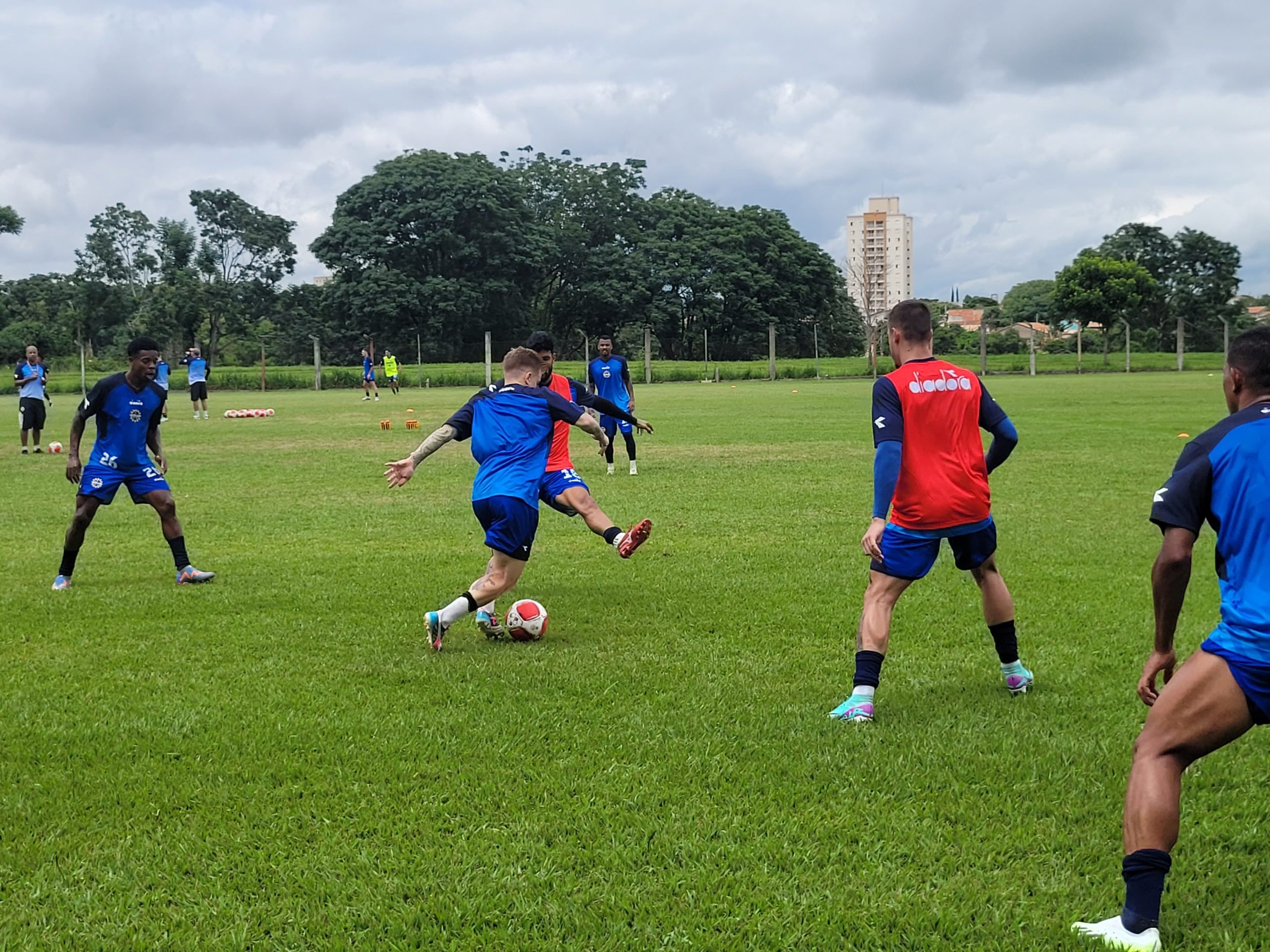 Nicholas com a bola durante o treinamento do São José