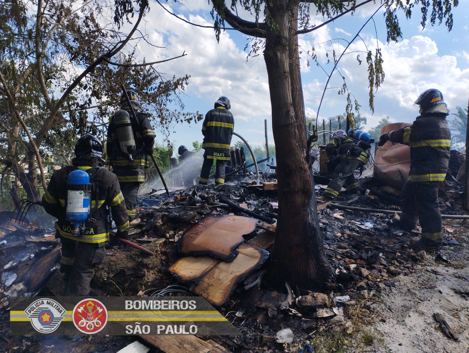 Corpo de Bombeiros em atendimento de ocorrência de incêndio em depósito de reciclável em São José
