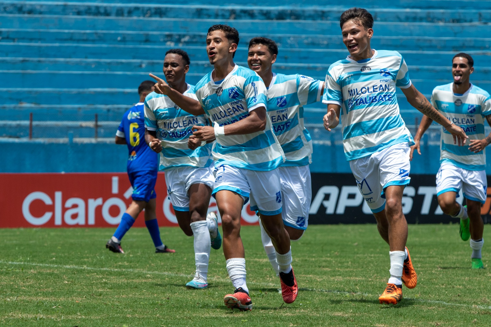 Jogadores do Taubaté correndo em campo um ao lado do outro; time venceu Patriotas neste domingo