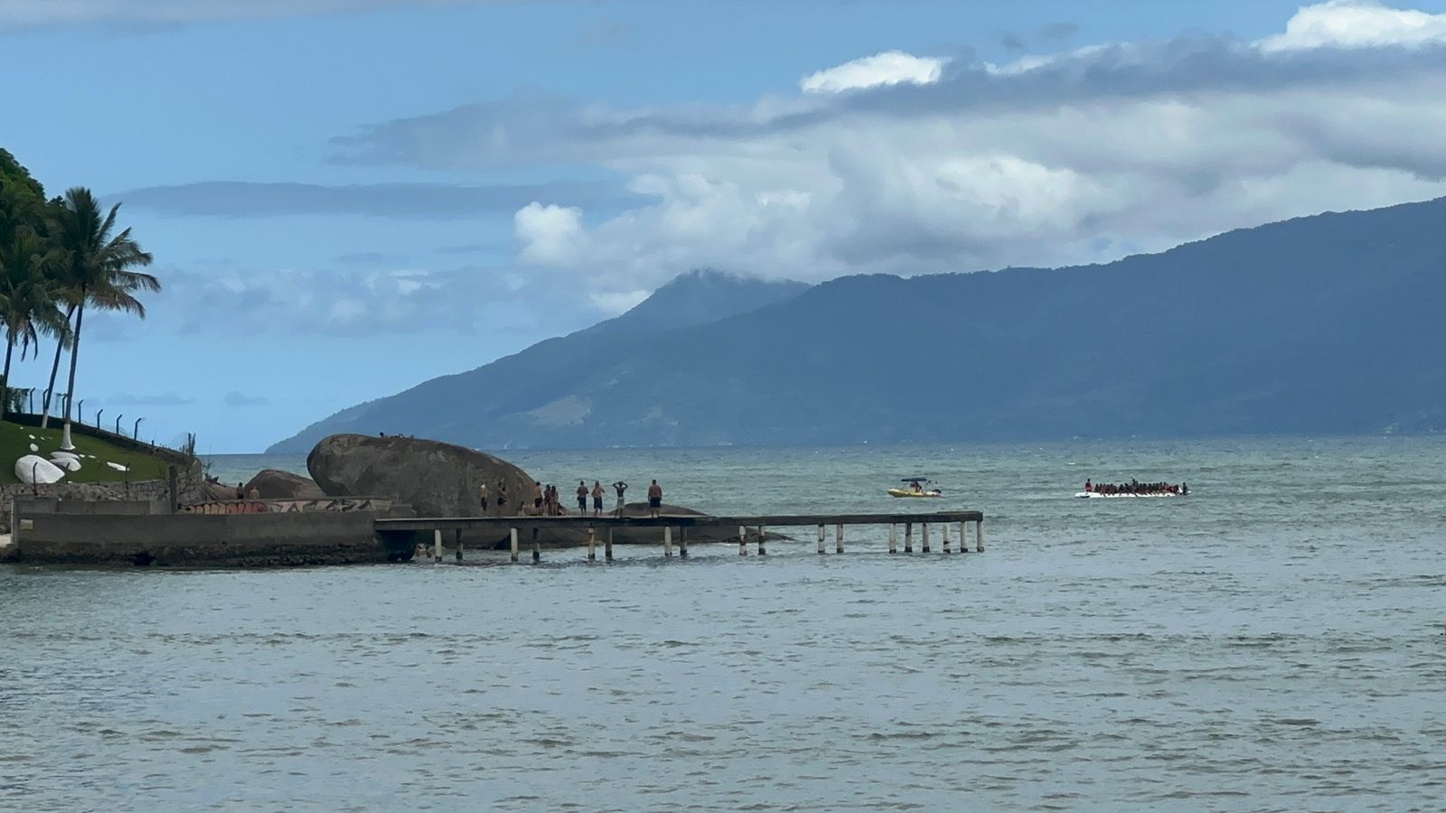 Píer do qual homem pulou e bateu a cabeça, fica na praia Martim de Sá em Caraguatatuba