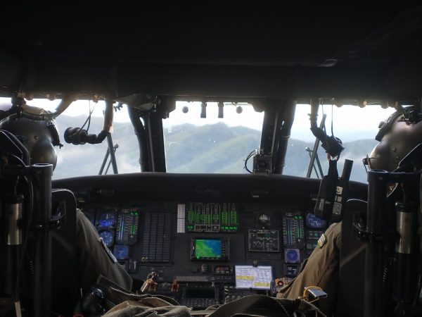 cabine de avião da fab em buscas por helicóptero desaparecido no litoral norte