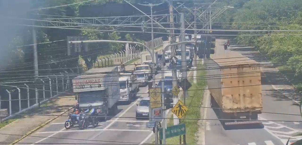 Acidente com interdição da Dutra em Pindamonhangaba causa congestionamento dentro da cidade, que suspendeu cobrança de taxa municipal para caminhões nesta terça (9)