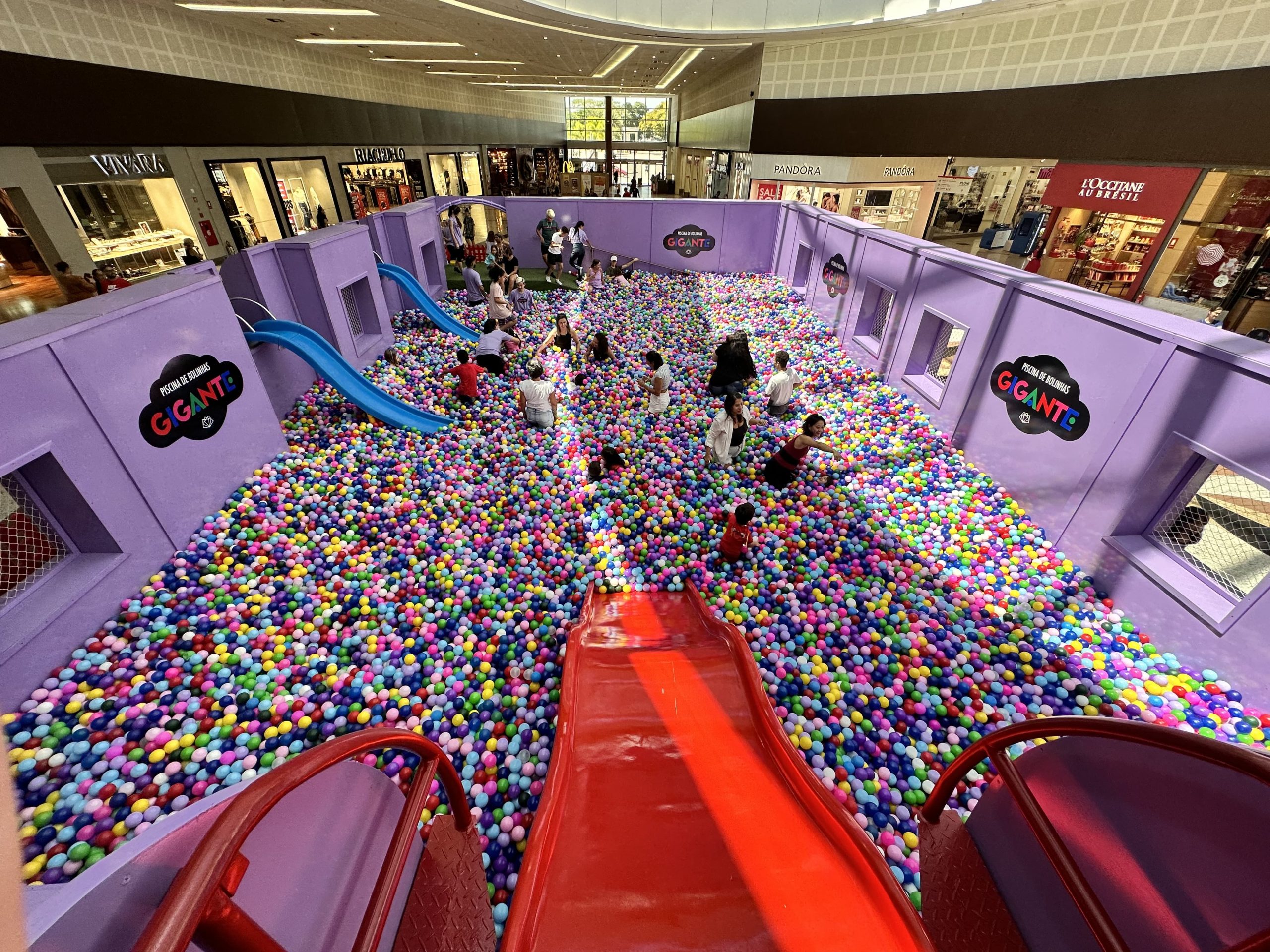 Piscina de bolinhas gigante faz parte de programação de férias em shopping de São José