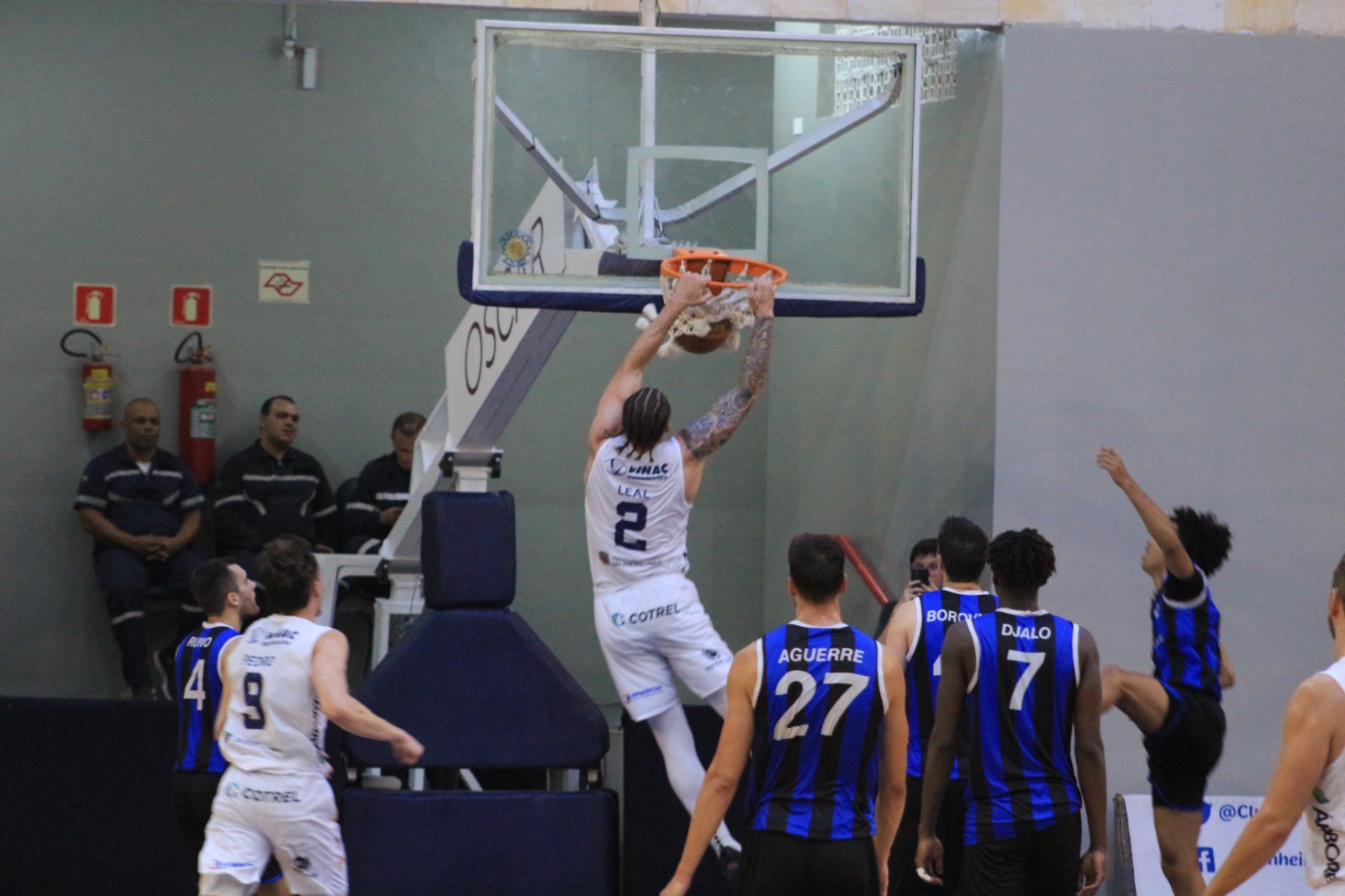 Atleta do São José fazendo enterrada na partida contra o Pinheiros, no Nbb