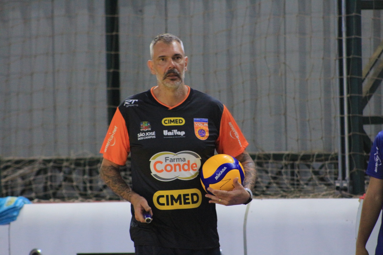Carlos Schwanke, técnico do São José vôlei com a bola