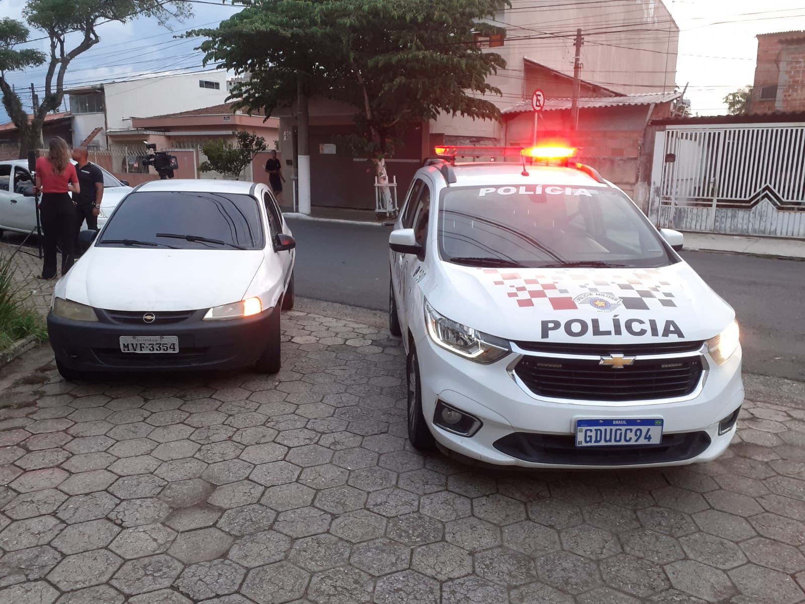 veículo suspeito pelos atos de vandalismo sendo preso