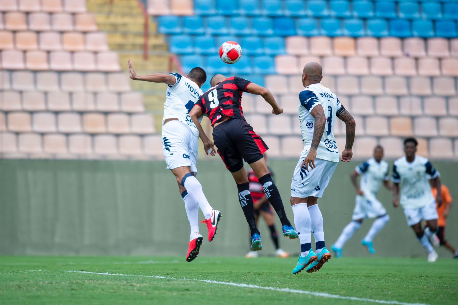 Disputa de cabeça entre jogadores do São José e Oeste, que disputam a A2
