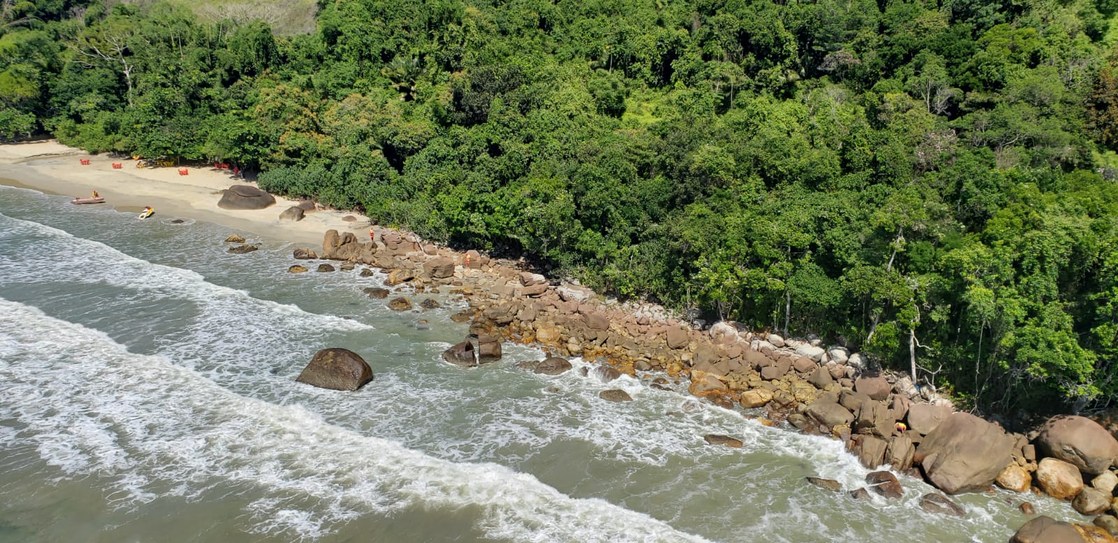 Praia do Puruba, onde jovem se afogou ao tentar atravessa rio em Ubatuba