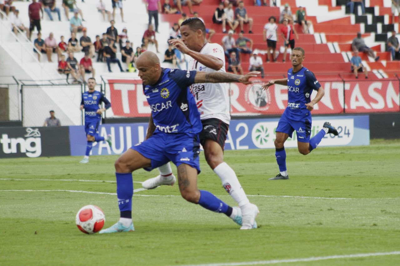 jogador do são josé sendo macado por atleta do priavera em partida pelo paulista