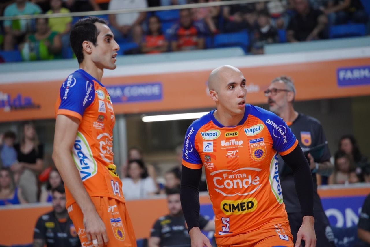 jogadores do vôlei são josé, douglas souza e brasília em postura de atenção durante partida na superliga